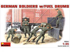 [1/35] GERMAN SOLDIERS w/FUEL DRUMS